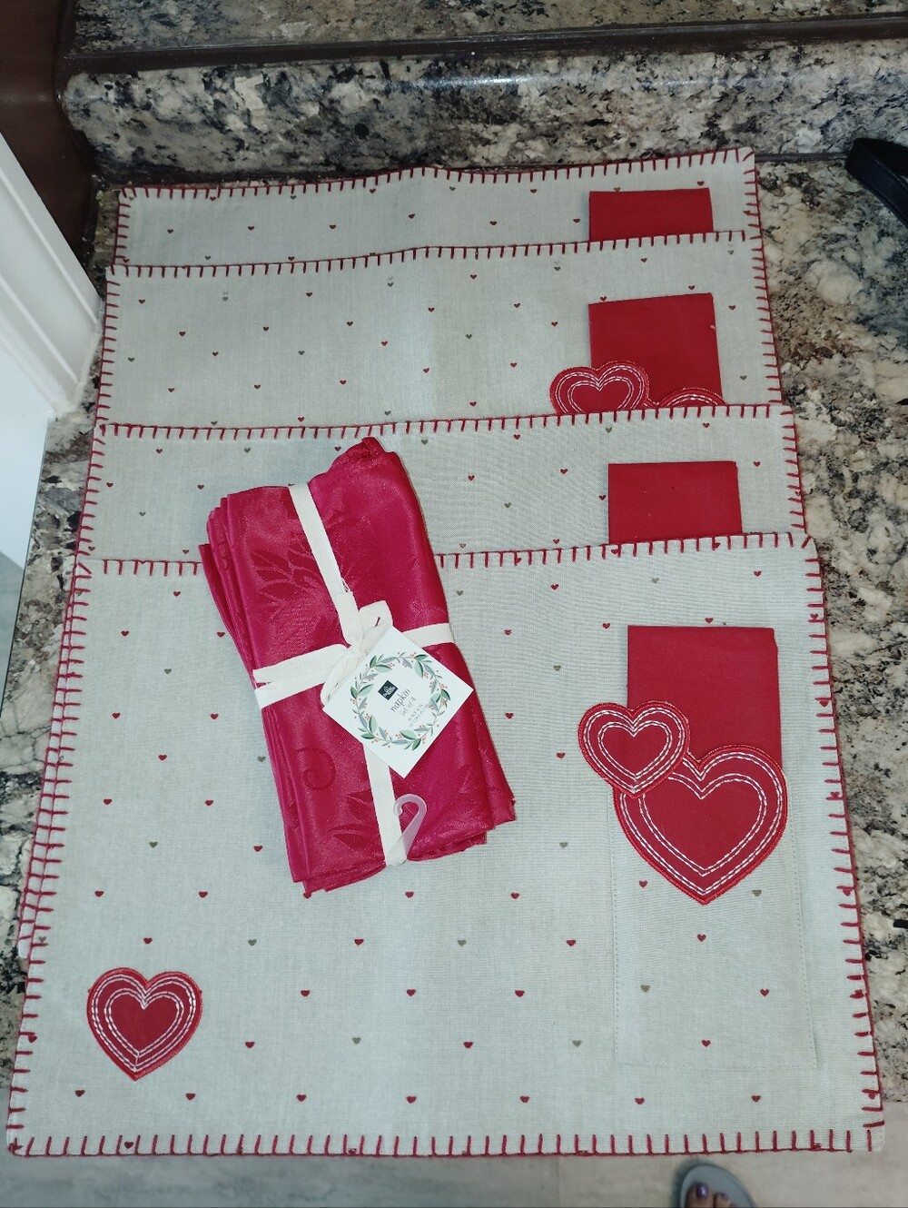 Heart Accent Linen Placemats with Red Napkins